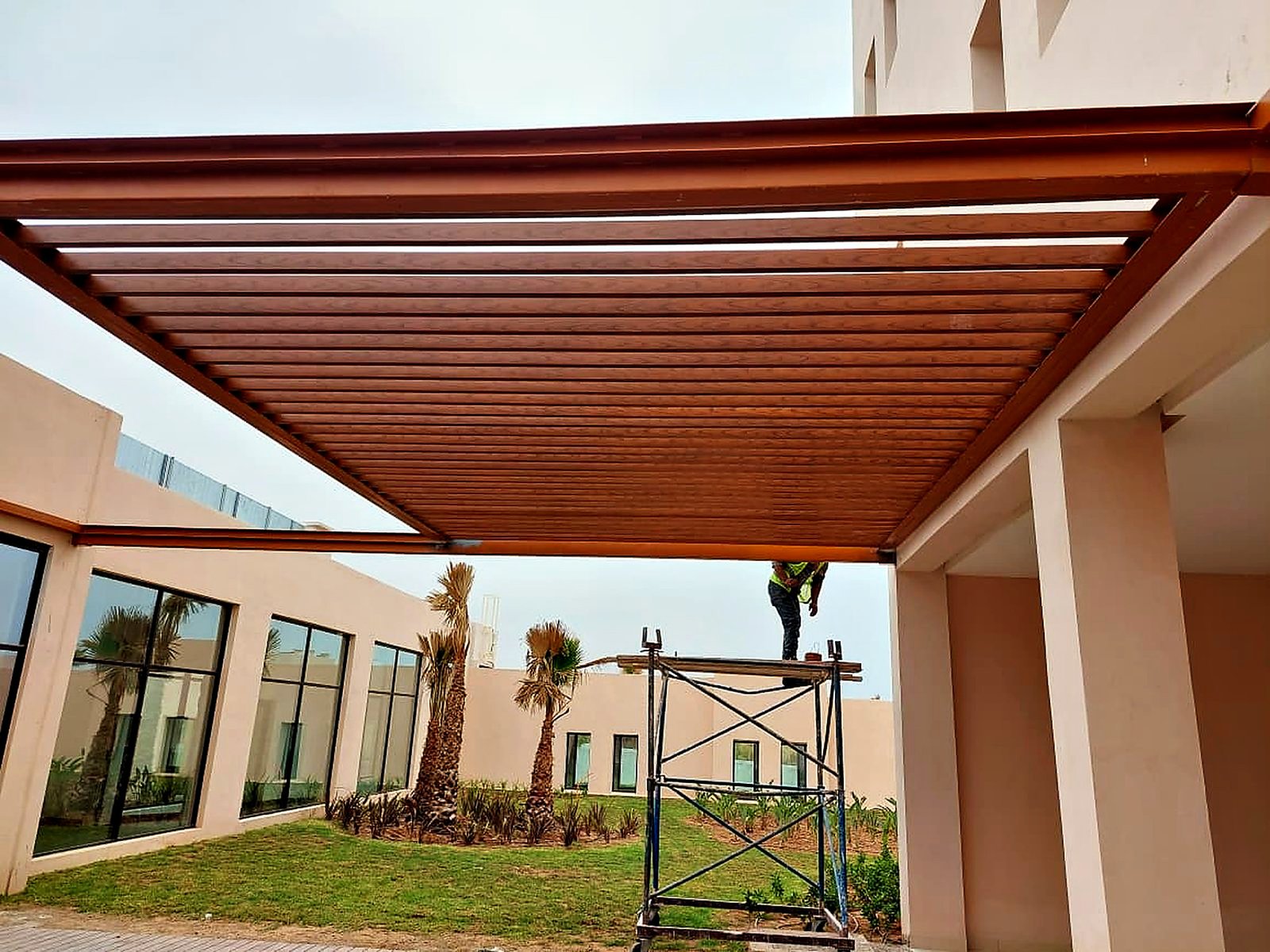 Bespoke timber pergola – terraces & hotels – view 2