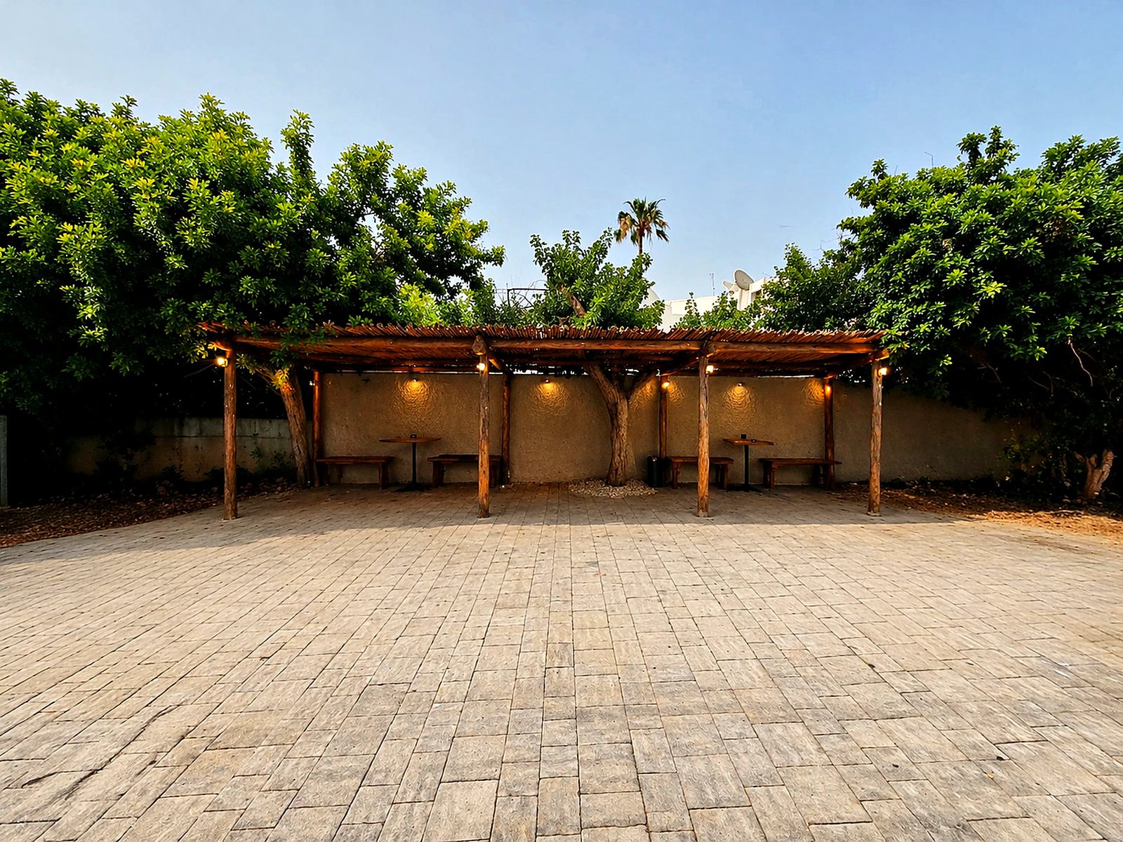 Bespoke timber pergola – terraces & hotels – view 5